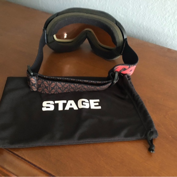 Like new gently used Stage ski goggles - Picture 2 of 6